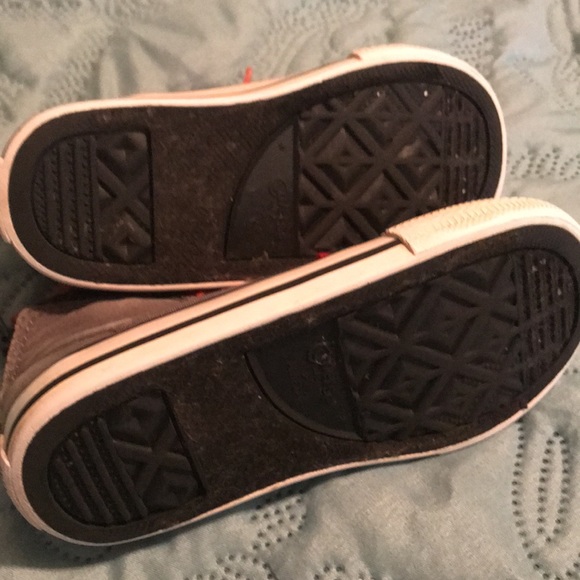 Super cute Kids Converse tennis shoes in very good condition. Size 8 - Picture 4 of 7